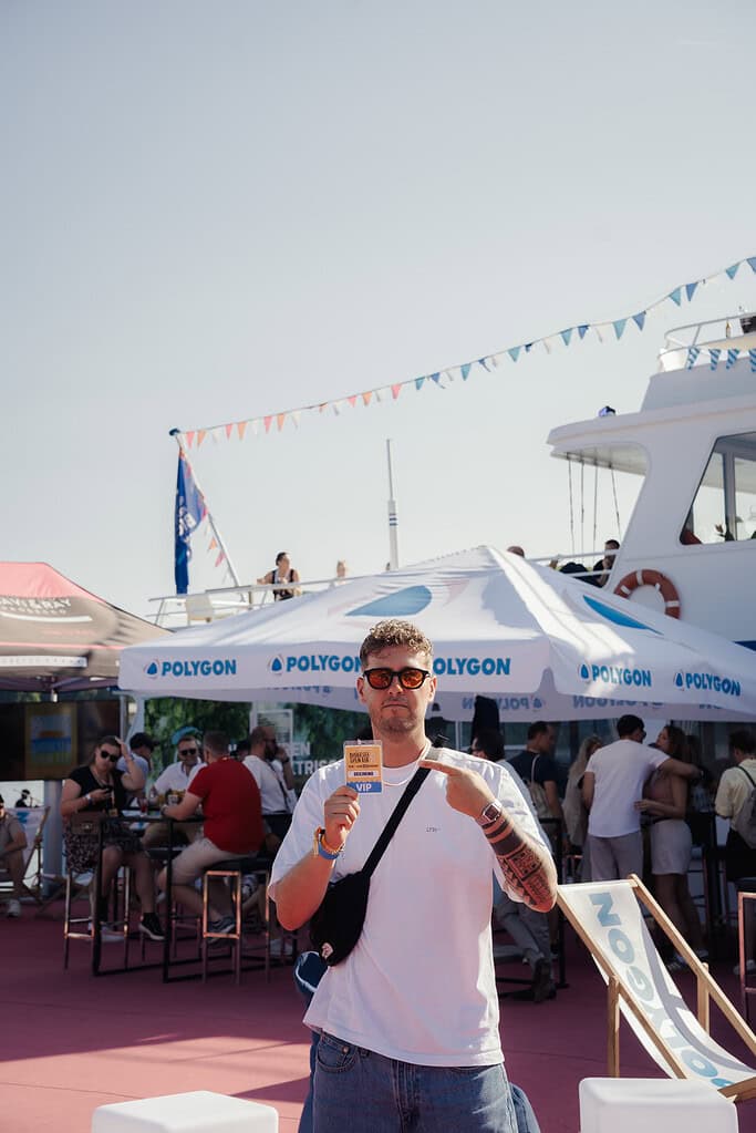 Ticket Show für Biggesee Open Air 2026 auf Festivalgelände bei sommerlichem Wetter. Menschen genießen Live-Musik und Events am See mit Sonnenbrillen, VIP-Pass und Festivalstimmung.