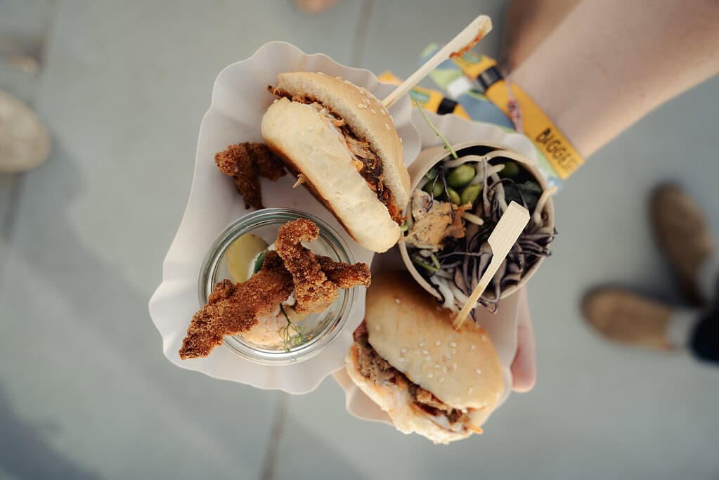 Hackbrötchen mit Pulled Pork, Pommes und Salat, auf einem Pappteller bei Biggesee Open Air 2026.