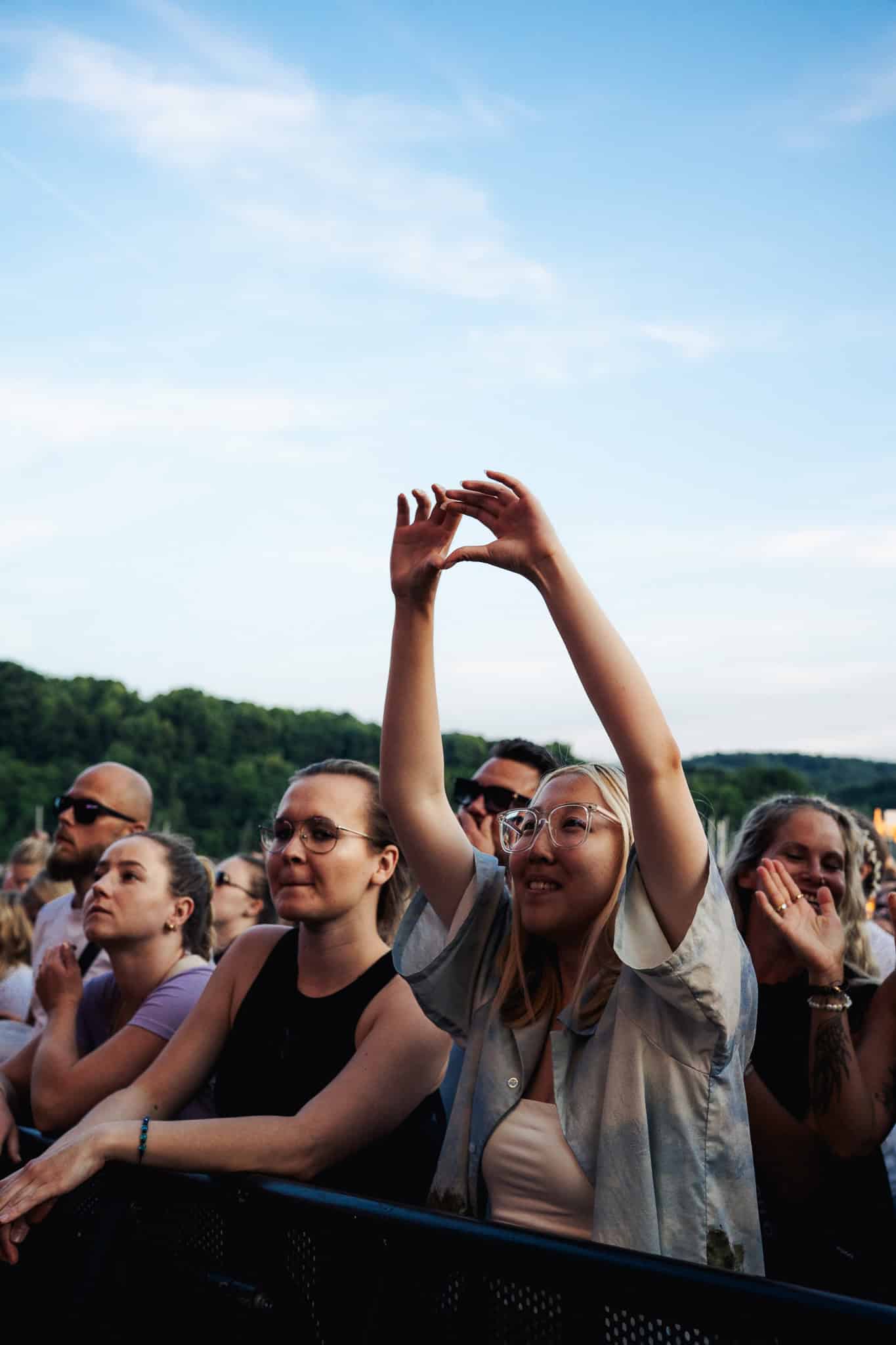 Bei den begeisterten Besuchern des Biggesee Open Air 2026 beim Konzert, mit Bergkulisse im Hintergrund, Stimmung voller Freude, Musik und Gemeinschaft, großes Open-Air-Festival am Biggesee in Deutschland.